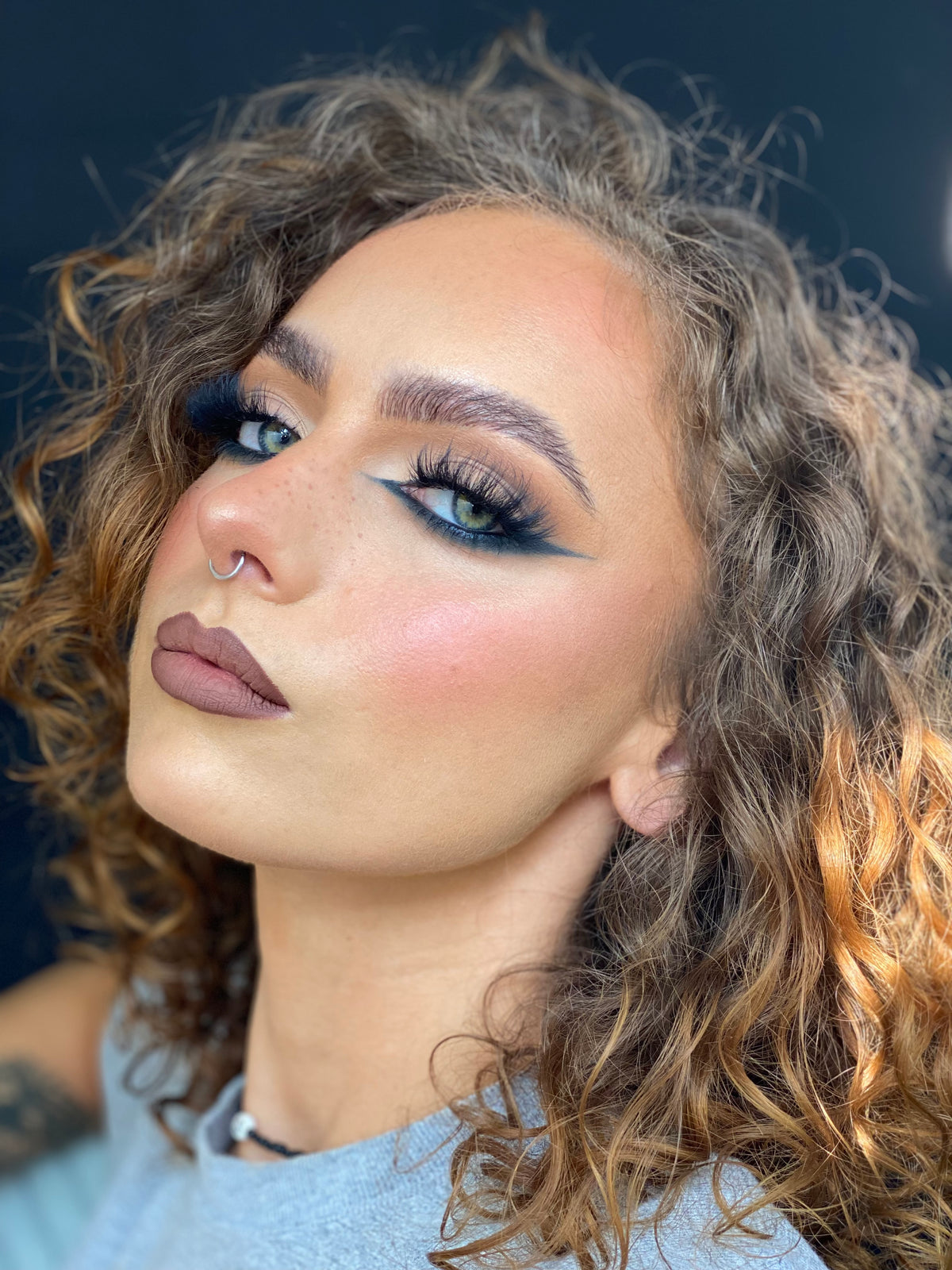 make-up-artist-saffron-demonstrates-graphic-flick