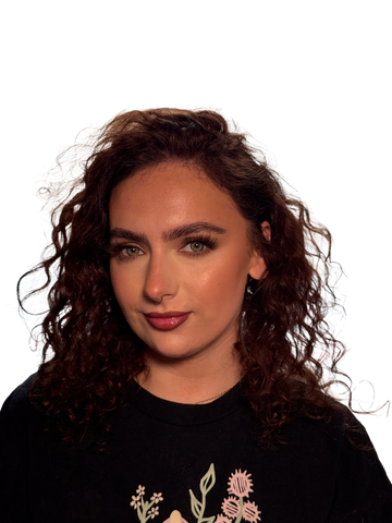 Professional MUA Saffron shows off completed autumnal look