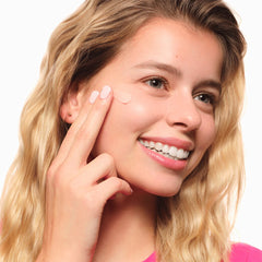 Essence Silky Blur Poreless Primer (30ml) - Model Shot 1