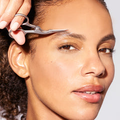 Tweezerman Brow Razor Replacement Blades (Model Shot 1)