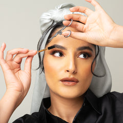 Tweezerman Brow Razor Replacement Blades (Model Shot 2)