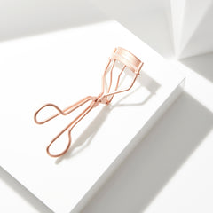 Tweezerman Classic Lash Curler Rose Gold (Lifestyle 1)