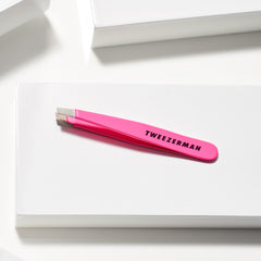 Tweezerman Mini Slant Tweezer Neon Pink (Lifestyle 1)