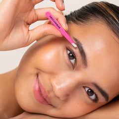 Tweezerman Mini Slant Tweezer Neon Pink (Model Shot 1)