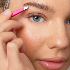 Tweezerman Slant Tweezer Pretty In Pink (Model Shot 1)