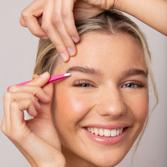 Tweezerman Slant Tweezer Pretty In Pink (Model Shot 5)