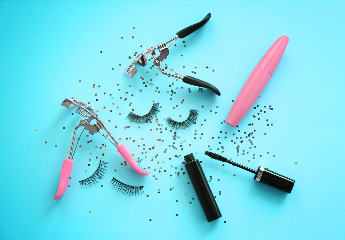 The Complete Guide on How to Curl Your Lashes Without an Eyelash Curler