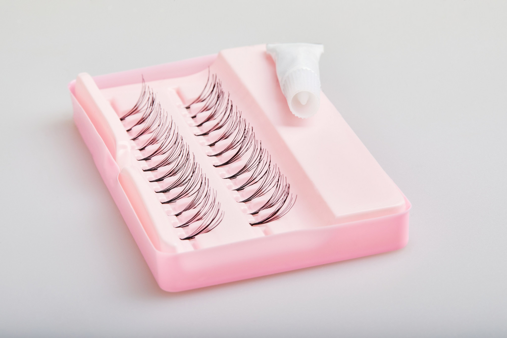 Lash Adhesive – Which One Should You Choose?