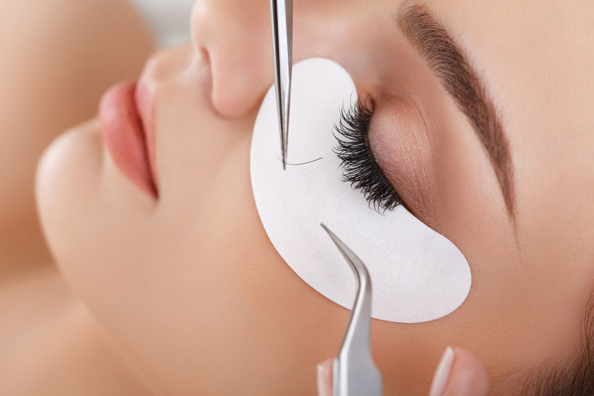 Wet Look Lashes: Giving Your False Eyelashes More Volume