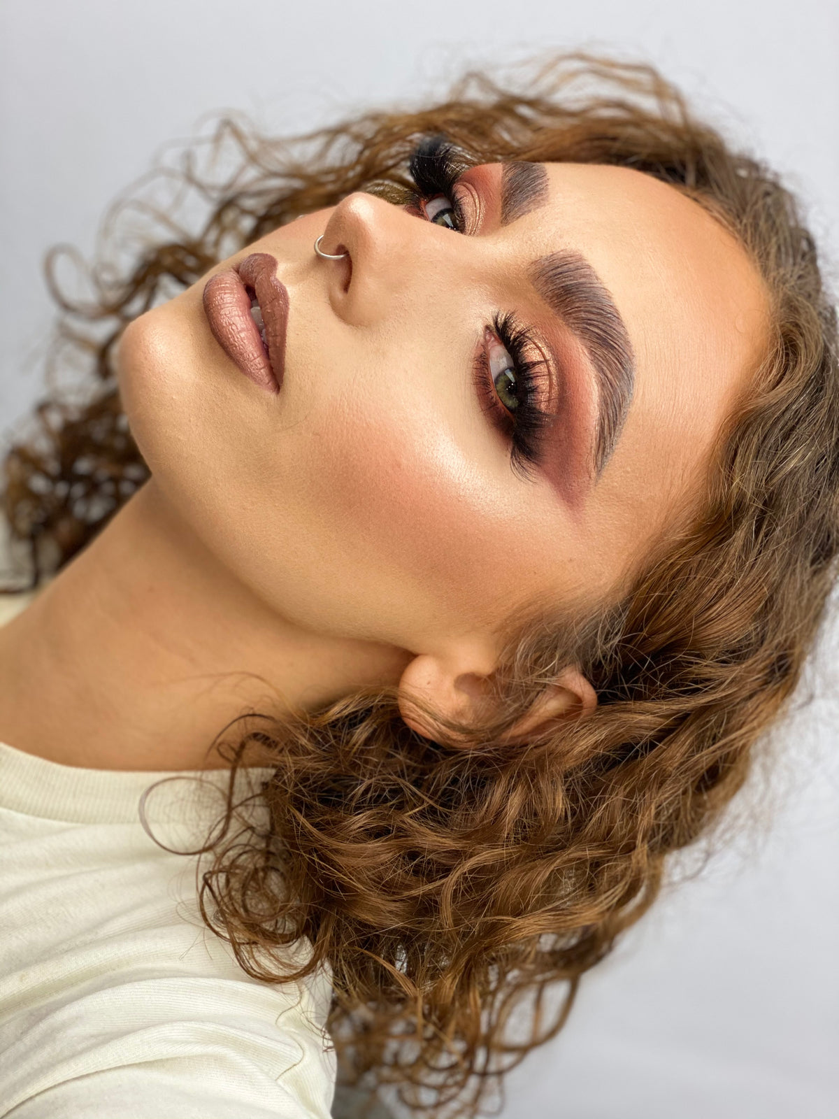 makeup-artist-saffron-shows-off-metallic-trend