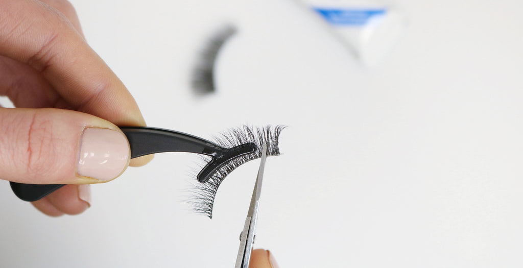 cutting-strip-lashes-to-size