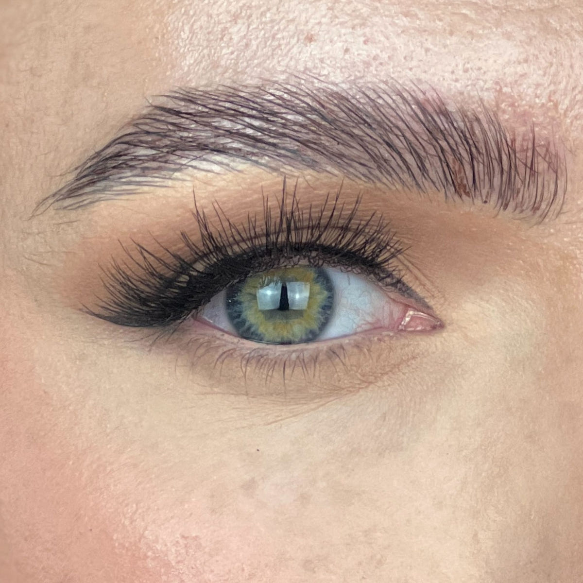 Ardell Naked Lashes - 425 (Model Shot)