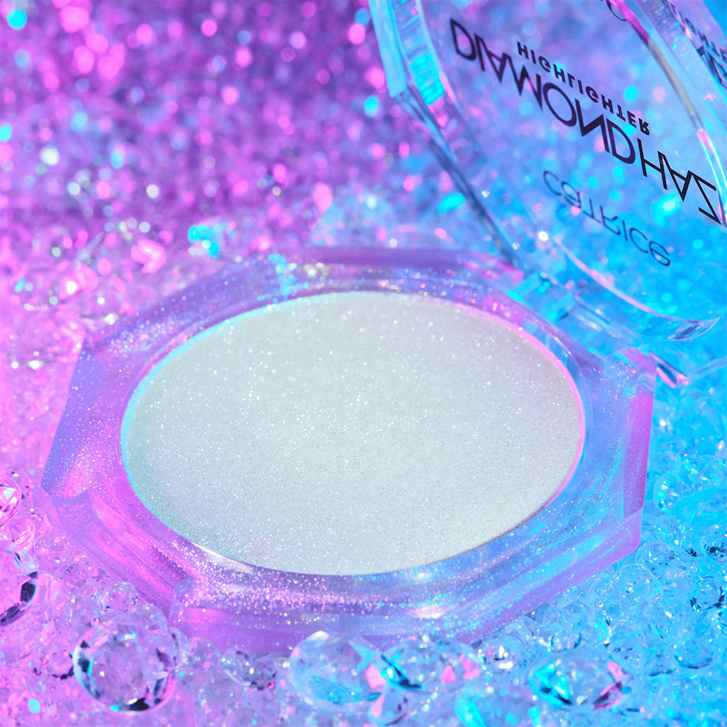 Catrice Cosmetics Diamond Haze Highlighter 010 Gimme Glitter (6g) - Lifestyle Shot 1