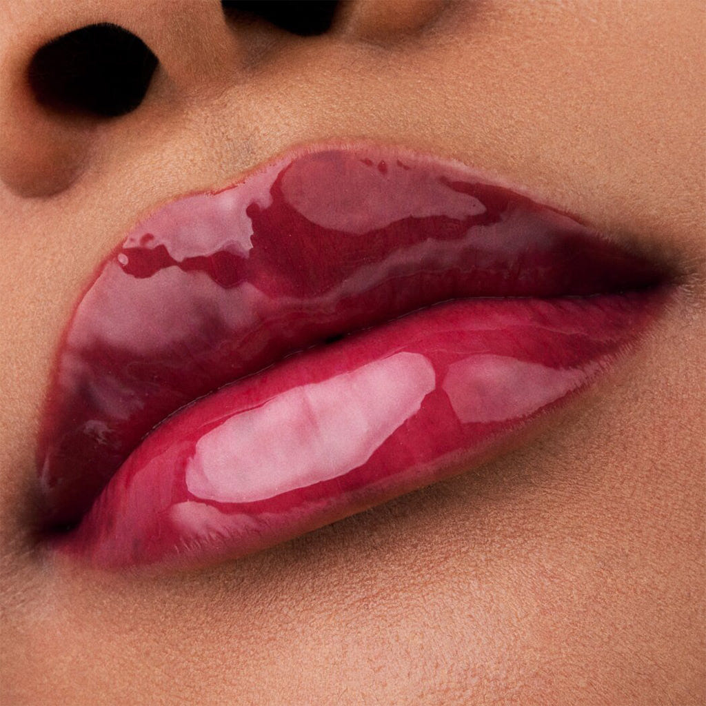 Catrice Cosmetics Glossin' Glow Tinted Lip Oil (4ml) - Model Shot 1 [020 Drama Mama]