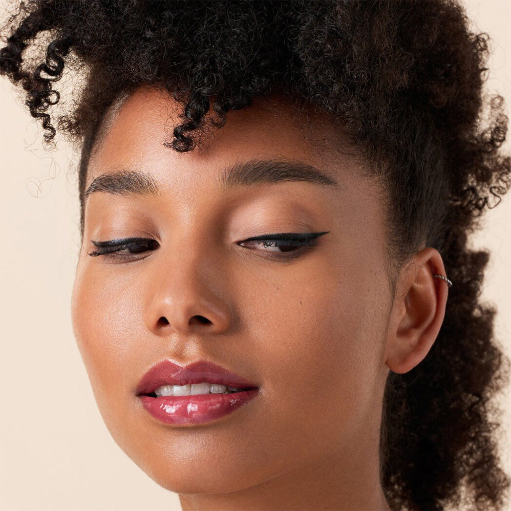 Catrice Cosmetics Glossin' Glow Tinted Lip Oil (4ml) - Model Shot 5 [040 Glossip Girl]