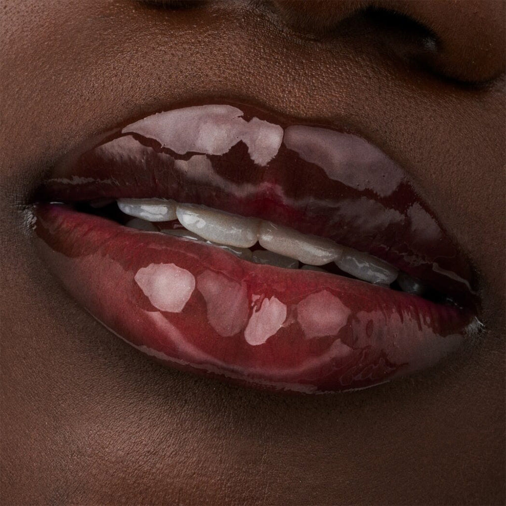 Catrice Cosmetics Glossin' Glow Tinted Lip Oil (4ml) - Model Shot 4 [050 Spill The Tea]
