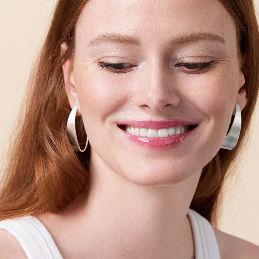 Catrice Cosmetics Glossin' Glow Tinted Lip Oil (4ml) - Model Shot 5 [050 Spill The Tea]