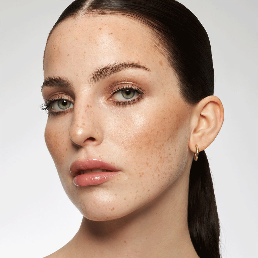 Catrice Cosmetics Holiday Skin Bronze & Glow Palette (5.5g) - Model Shot 