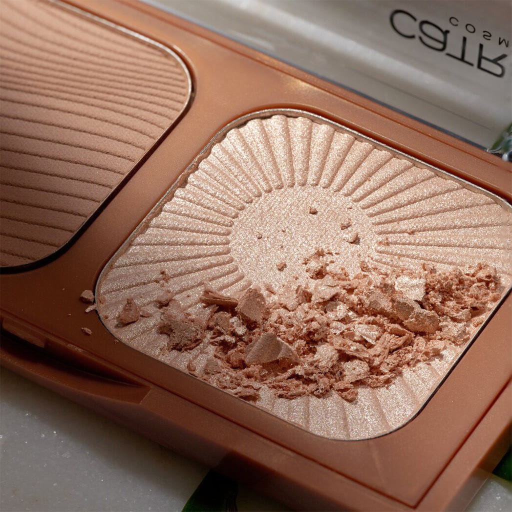 Catrice Cosmetics Holiday Skin Bronze & Glow Palette (5.5g) - Lifestyle Shot 3
