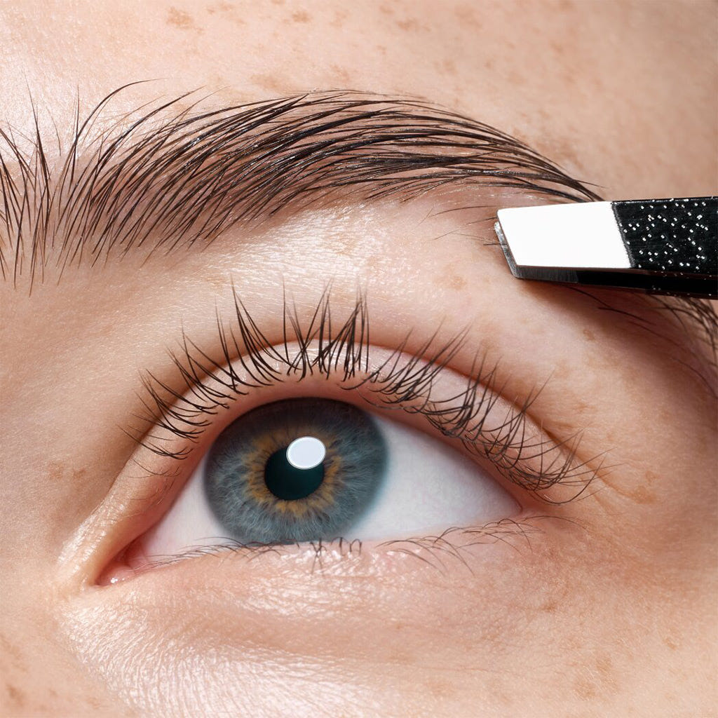 Catrice Cosmetics Magic Perfectors Tweezer (Model Shot 1)