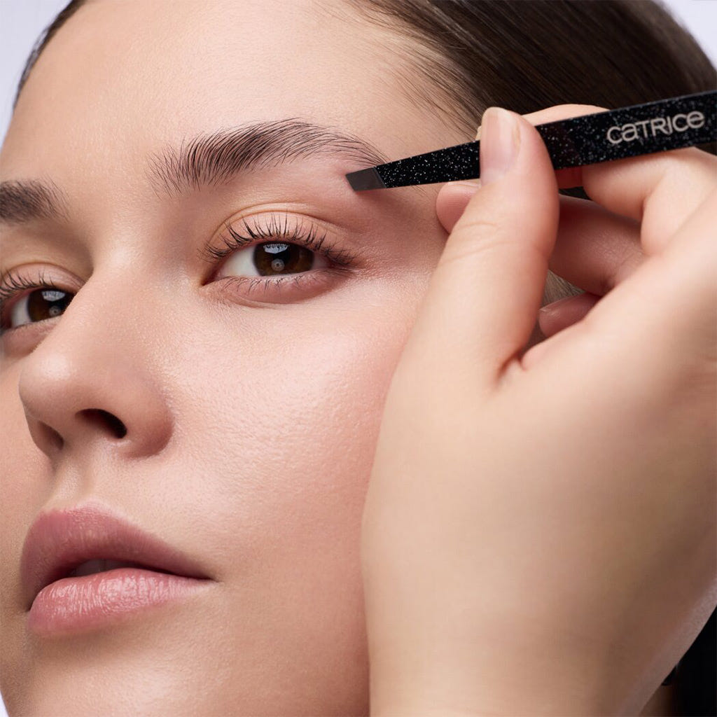 Catrice Cosmetics Magic Perfectors Tweezer (Model Shot 2)
