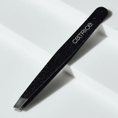Catrice Cosmetics Magic Perfectors Tweezer (Lifestyle Shot)