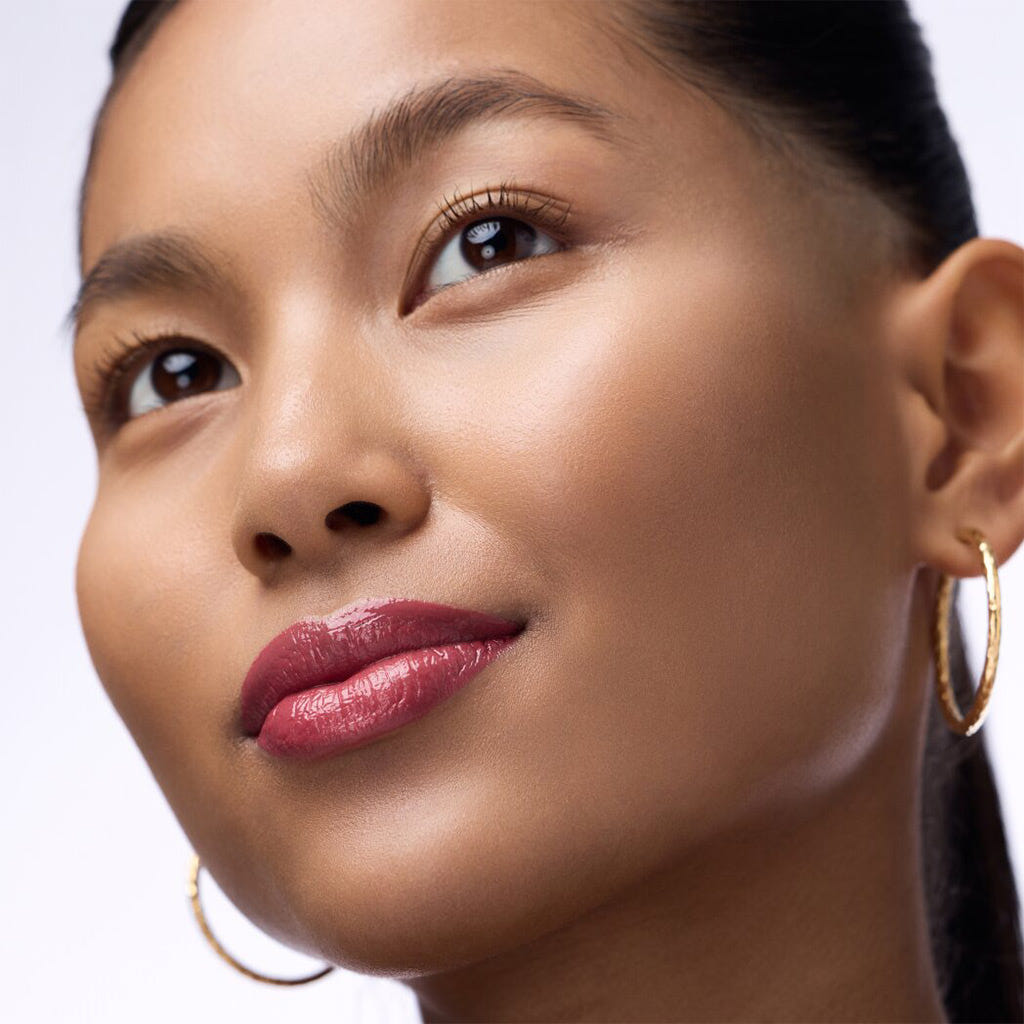 Catrice Cosmetics Melt & Plump Juicy Lip Plumper (1.8g) - Model Shot 4 [040 Call Nine Wine Wine]