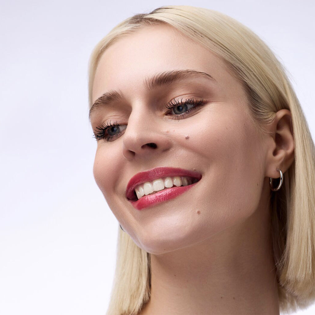 Catrice Cosmetics Melt & Plump Juicy Lip Plumper (1.8g) - Model Shot 7 [050 Tropic Like It's Hot]