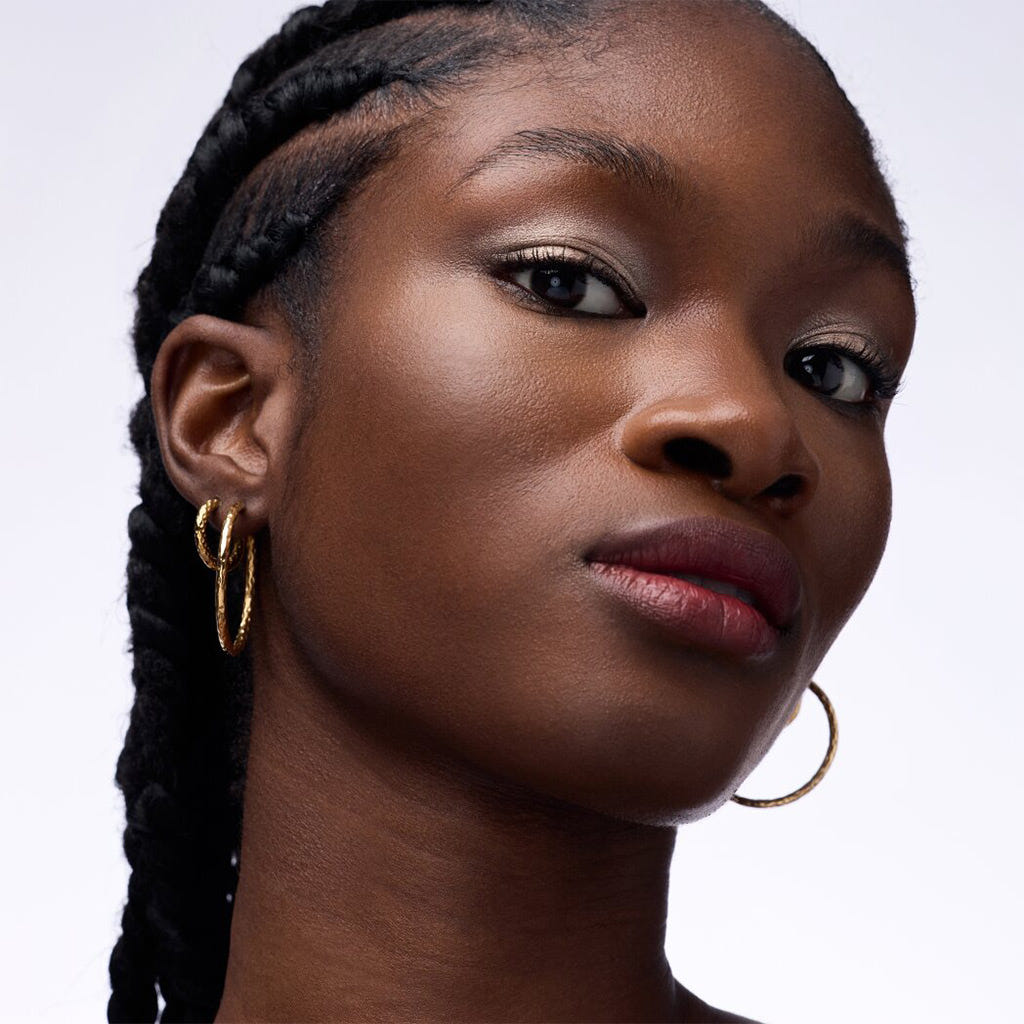 Catrice Cosmetics Metallic Spark Cream Eyeshadow (4g) - Model Shot 4 [010 Champagne Chic]