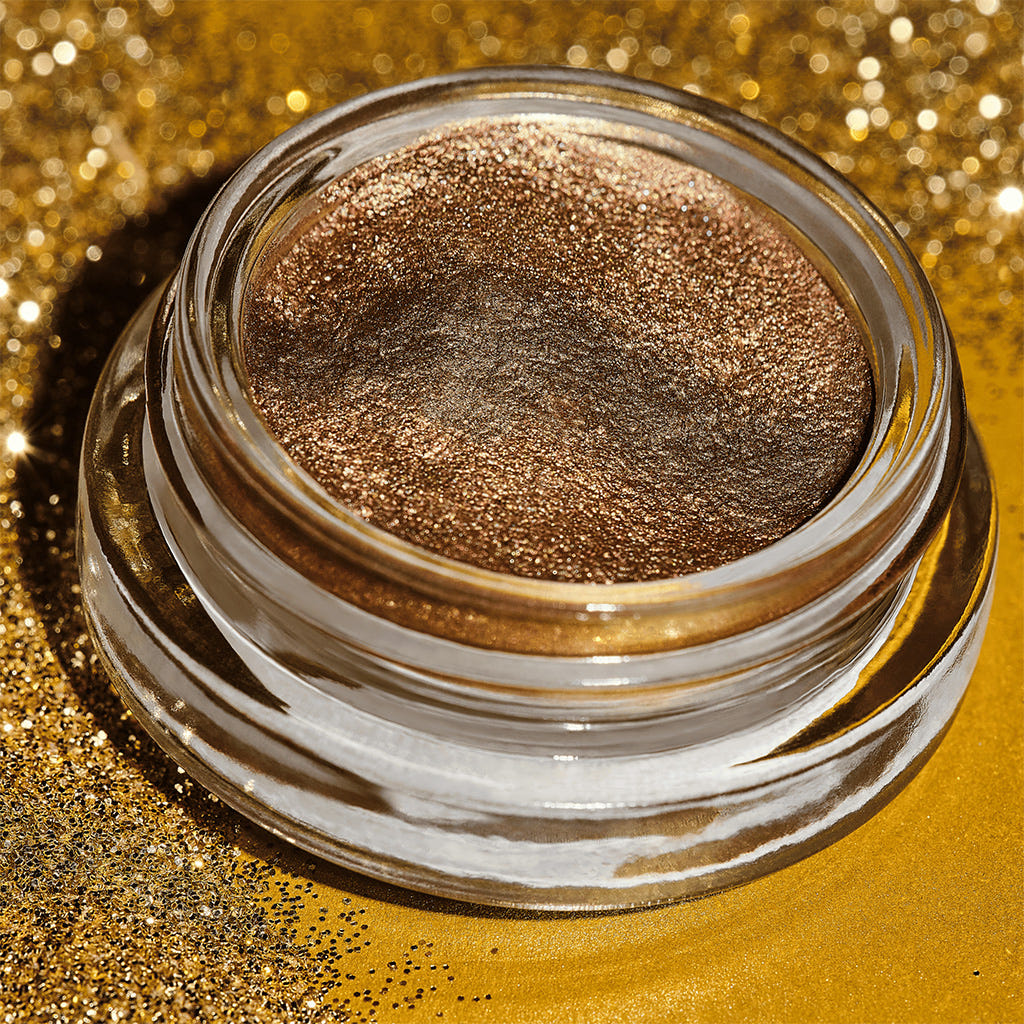 Catrice Cosmetics Metallic Spark Cream Eyeshadow (4g) - Lifestyle Shot 1 [020 Diamond Dust]