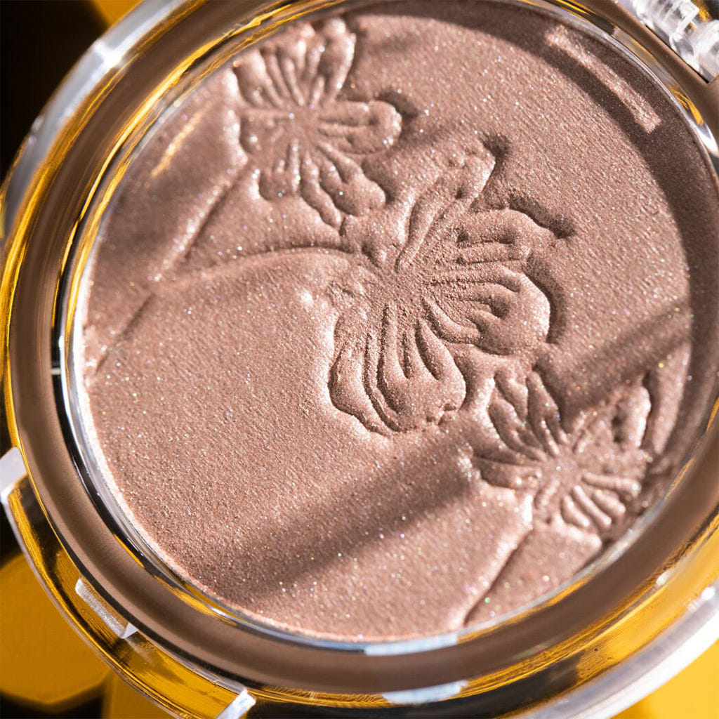 Catrice Cosmetics More Than Glow Highlighter (5.9g) - Lifestyle Shot 3 [020 Supreme Rose Beam]
