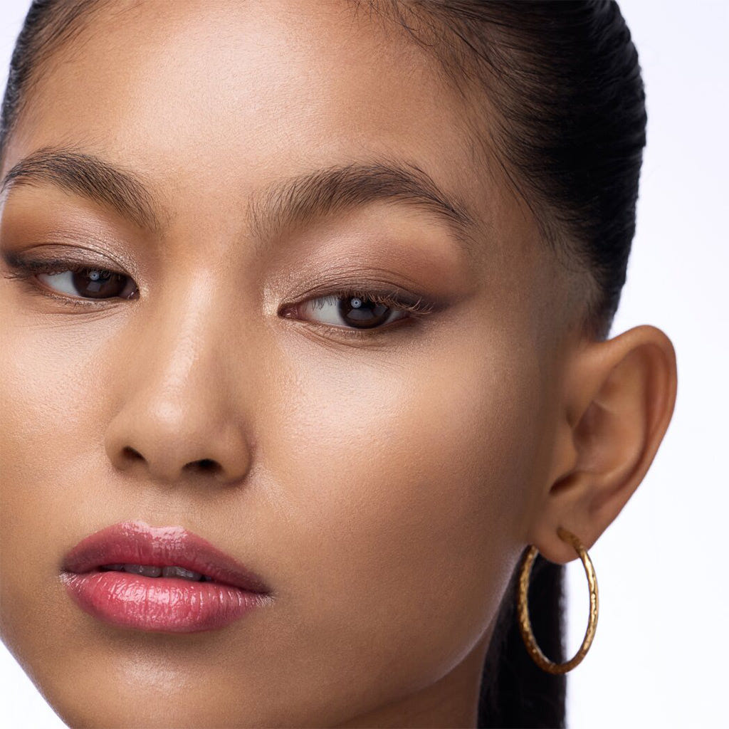 Catrice Cosmetics Tiny Treasures Eyeshadow Palette (4.2g) - Model Shot 3 [010 Everyday Essentials]