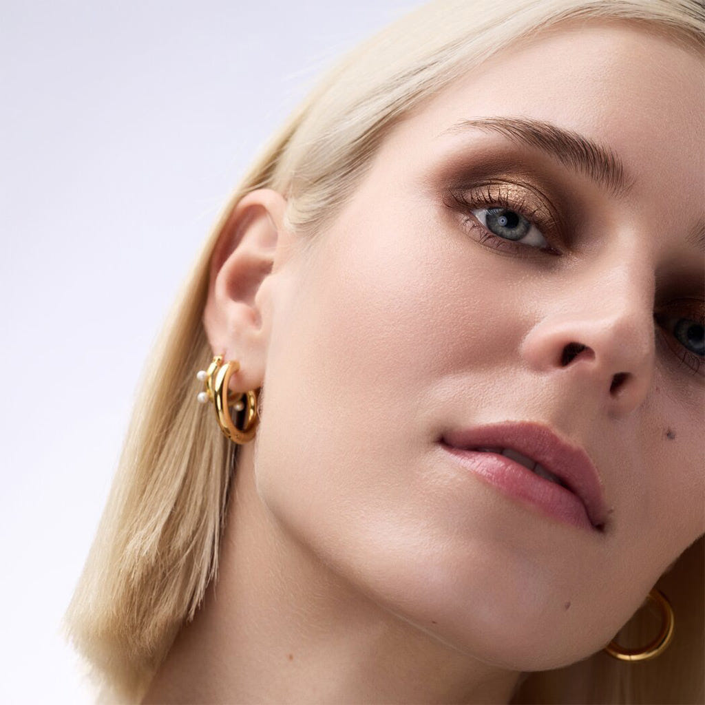 Catrice Cosmetics Tiny Treasures Eyeshadow Palette (4.2g) - Model Shot 4 [010 Everyday Essentials]