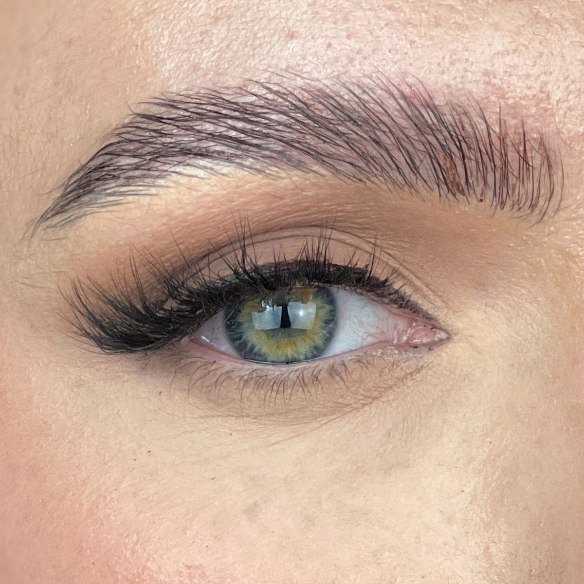 Doll Beauty Lashes - Dolly Wispies XL (Model Shot)