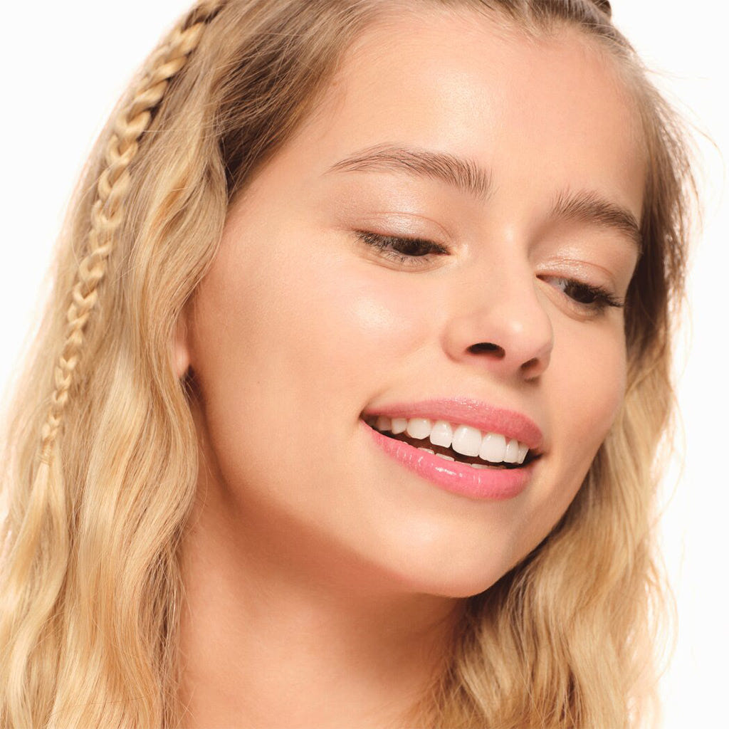 Essence Blend & Line Eyeshadow Stick 06 Highlight Your Life (1.8g) - Model Shot 4