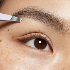 Essence Brow Tweezer (Model Shot 1)