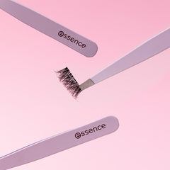 Essence Brow Tweezer (Lifestyle Shot)