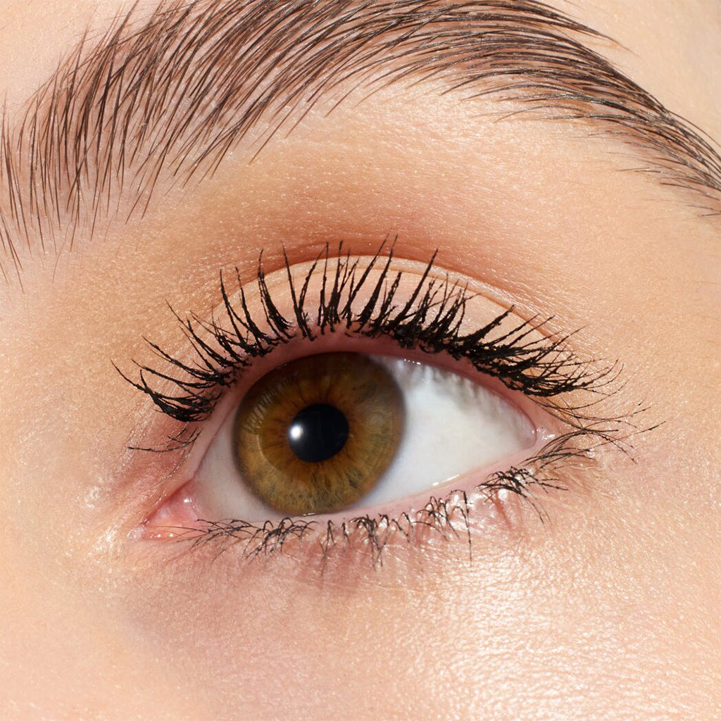 Essence Call Me Queen Dramatic False Lash Effect Mascara Waterproof (11.5ml) - Model Shot 4