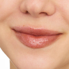 Essence Extreme Shine Volume Lipgloss (5ml) - Model Shot 2 [14 Biscuit Bliss]