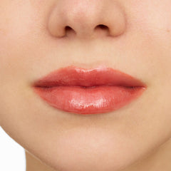 Essence Extreme Shine Volume Lipgloss (5ml) - Model Shot 4 [15 Rusty Kiss]