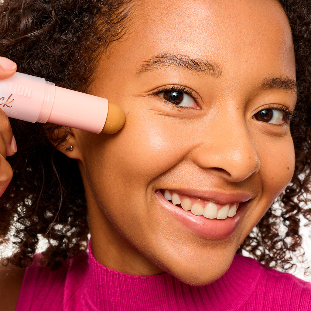 Essence Foundation Stick (10g) - Model Shot [202]