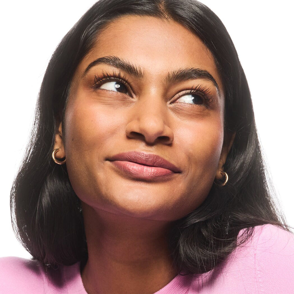 Essence Foundation Stick (10g) - Model Shot 2 [240]