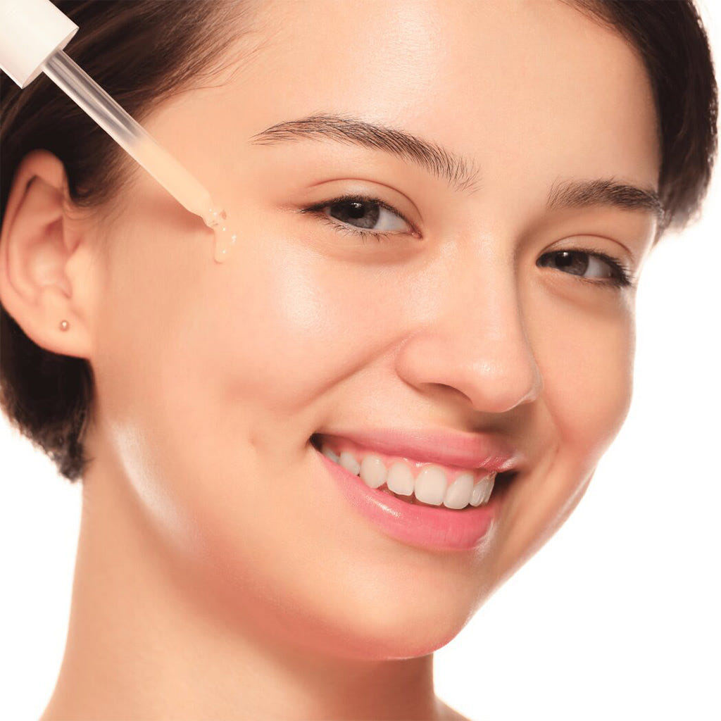 Essence Hello, Good Stuff! Glow-C Serum (30ml) - Model Shot 1