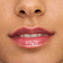 Essence Hydra Kiss Lip Oil (4ml) - Model Shot 3 [07 Classy Glassy]