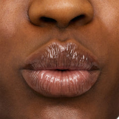 Essence Hydra Kiss Lip Oil (4ml) - Model Shot 4 [07 Classy Glassy]