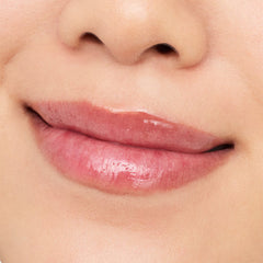 Essence Hydra Kiss Lip Oil (4ml) - Model Shot 2 [08 Mocha Glow]