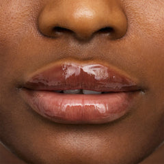 Essence Hydra Kiss Lip Oil (4ml) - Model Shot 4 [08 Mocha Glow]