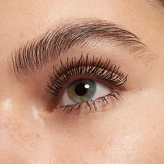 Essence I Love Extreme Volume Mascara Waterproof (12ml) - Model Shot 3