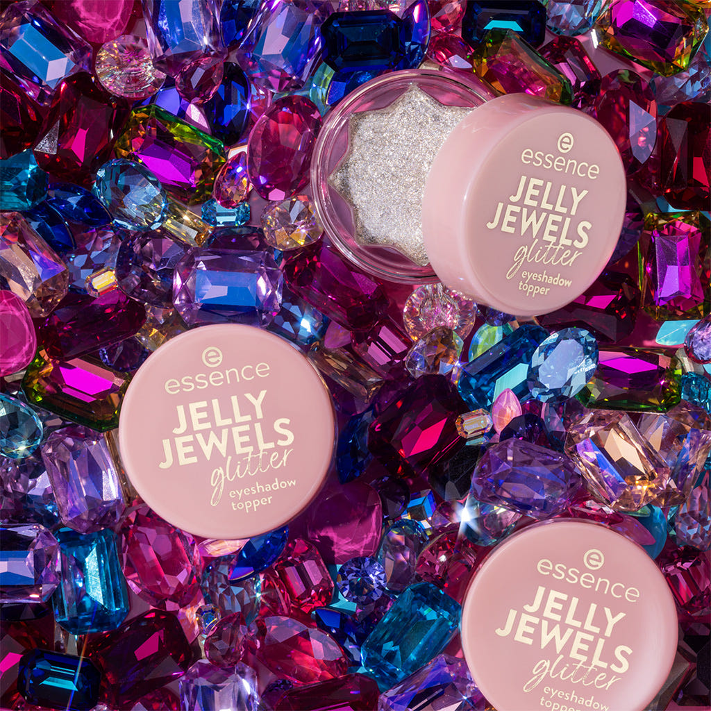Essence Jelly Jewels Glitter Eyeshadow Topper (4.2g) - Lifestyle Shot 2 [01 Golden Glam]