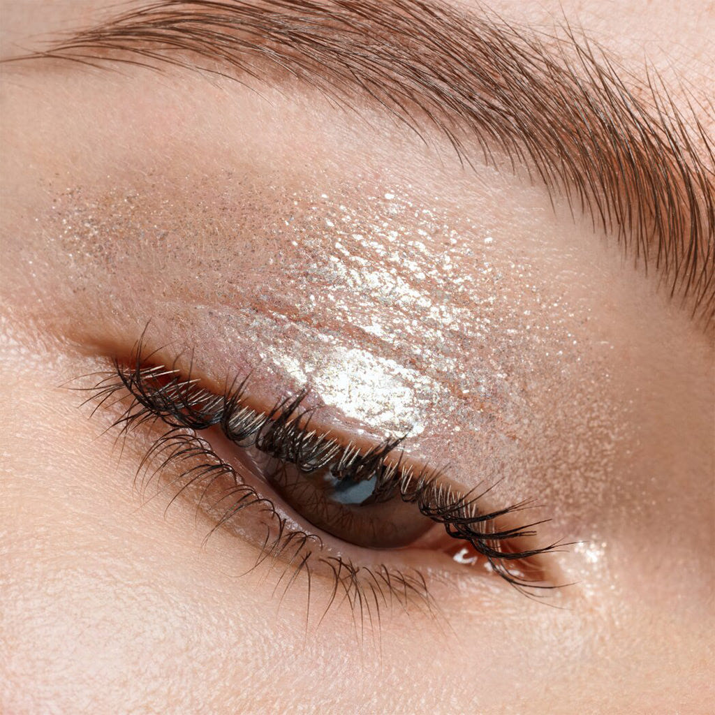 Essence Jelly Jewels Glitter Eyeshadow Topper (4.2g) - Model Shot 2 [01 Golden Glam]